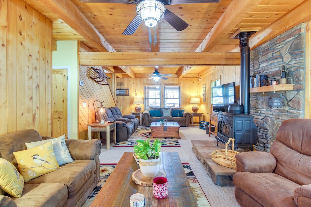 Hot Tub + Decks: Sherwood Forest Cabin