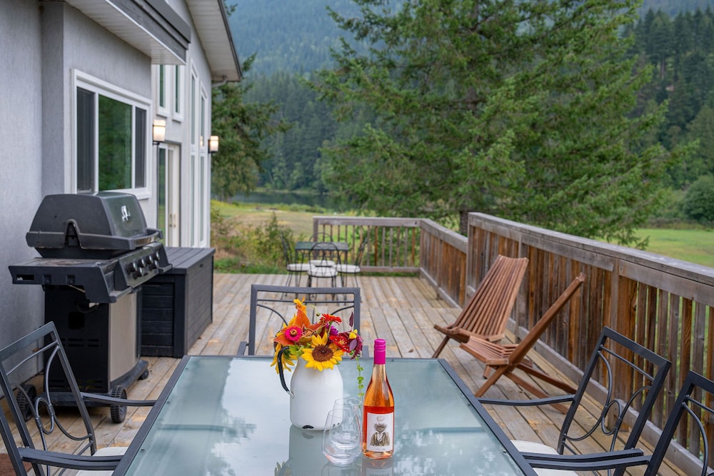 Revelstoke Lakehouse by Revelstoke Vacations