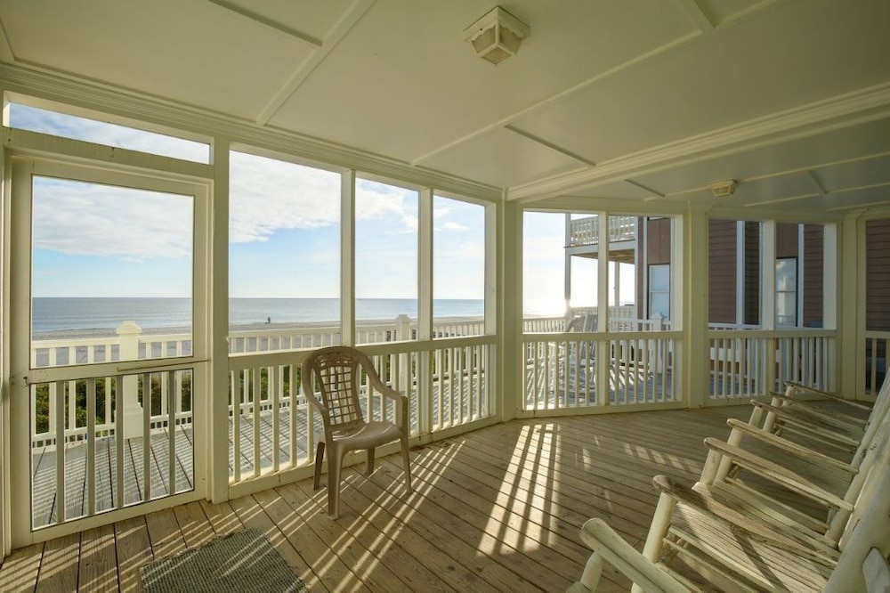 Sweet Dreams Private 4 Bedroom Home by RedAwning