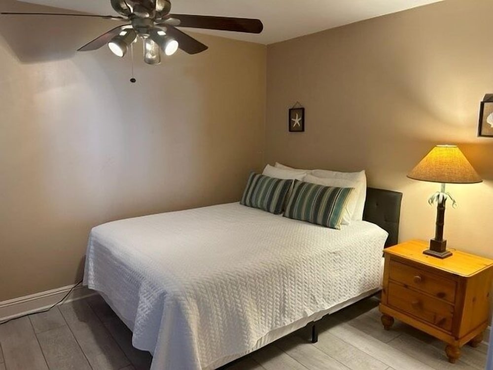 Elite Paradise 2 Bedroom Condo by RedAwning view 4