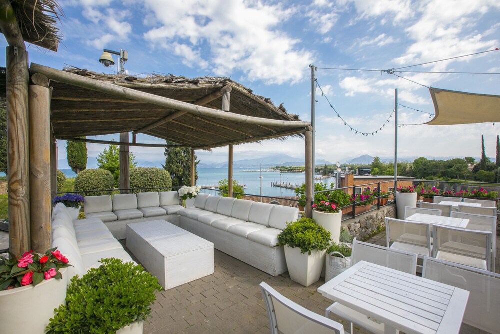 Peschiera 2km From Gardaland With Pool view 4