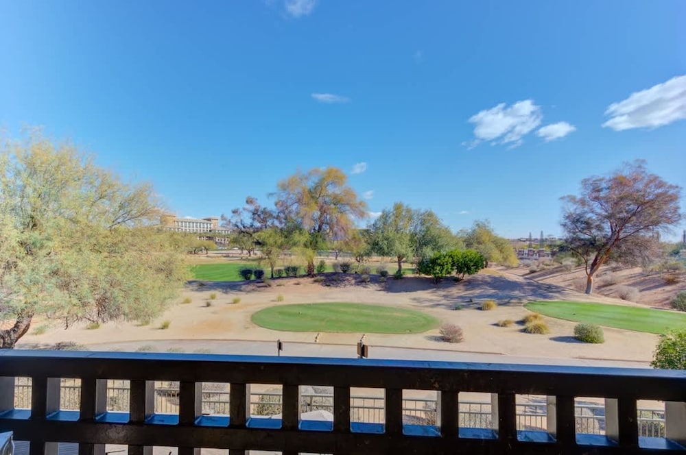 Lux Scottsdale Condo Overlooks 9th Hole Near Golf