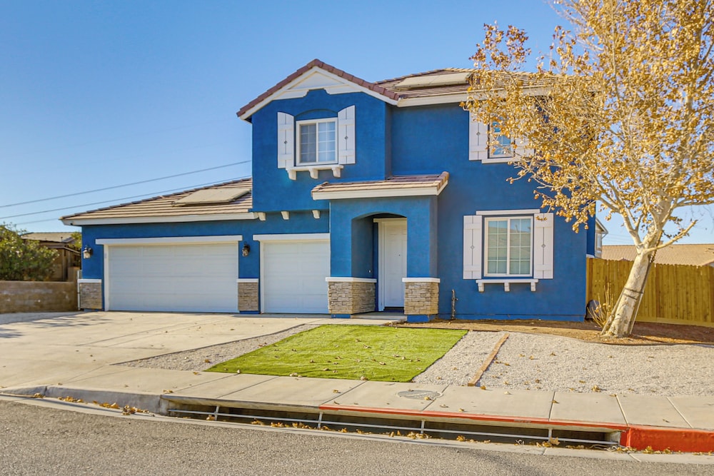 Pool Table & Charcoal Grill: Home in Victorville!