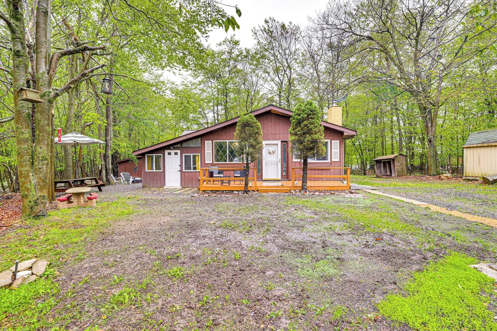 Pool & Lake Access: Family Poconos Cabin w/ Deck