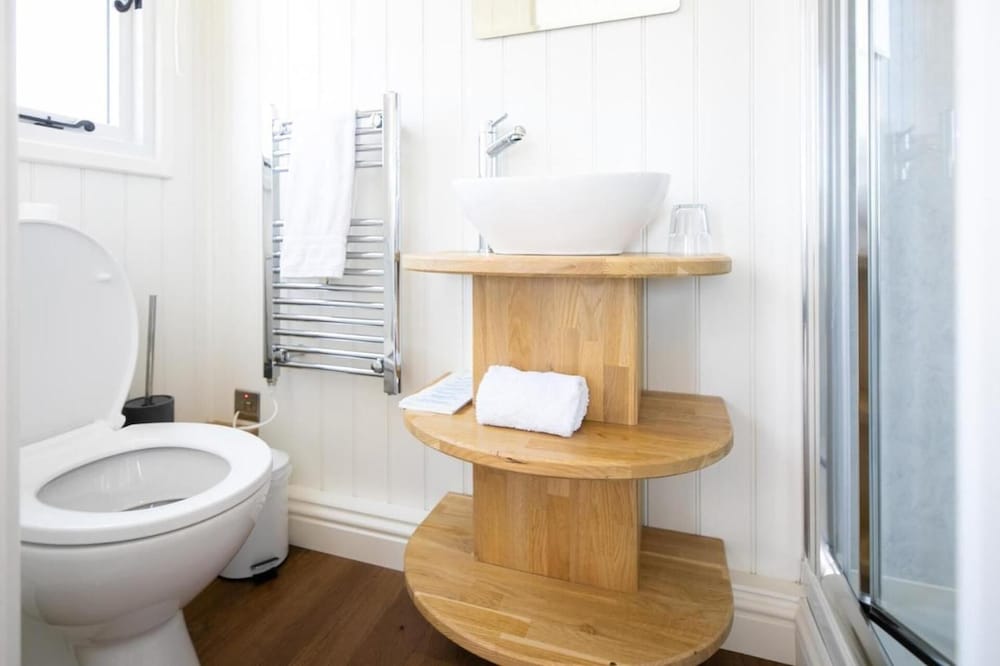 1B Deluxe Cabin - Free Parking, King-size Bed