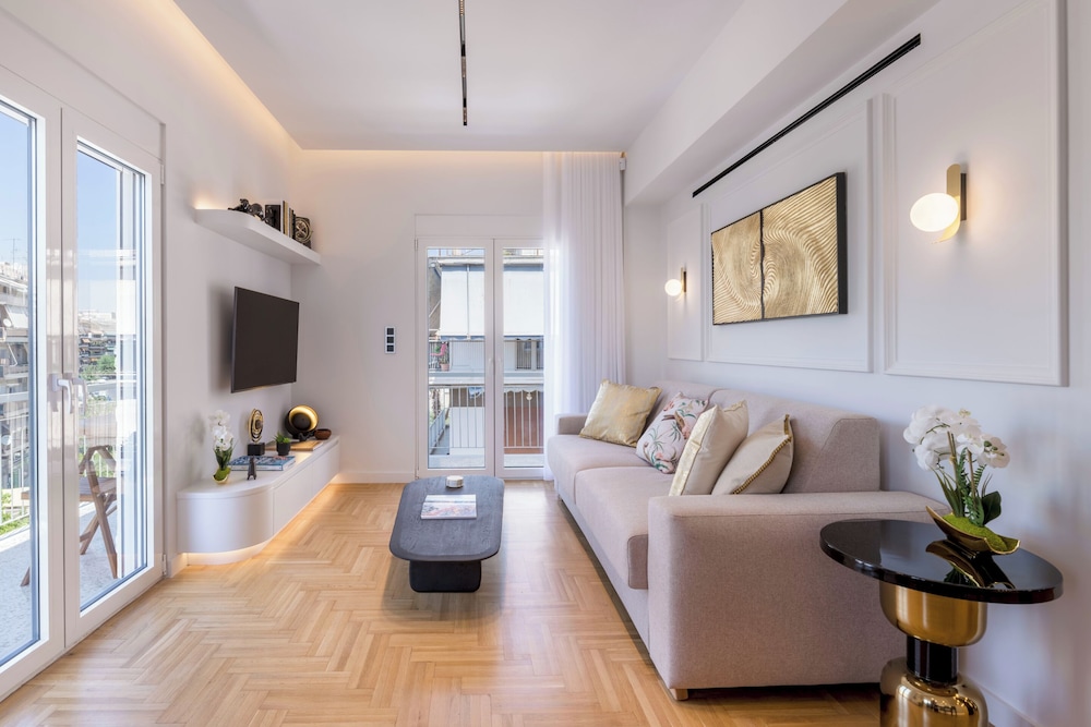 Michalakopoulou Cover & Bright Apartment