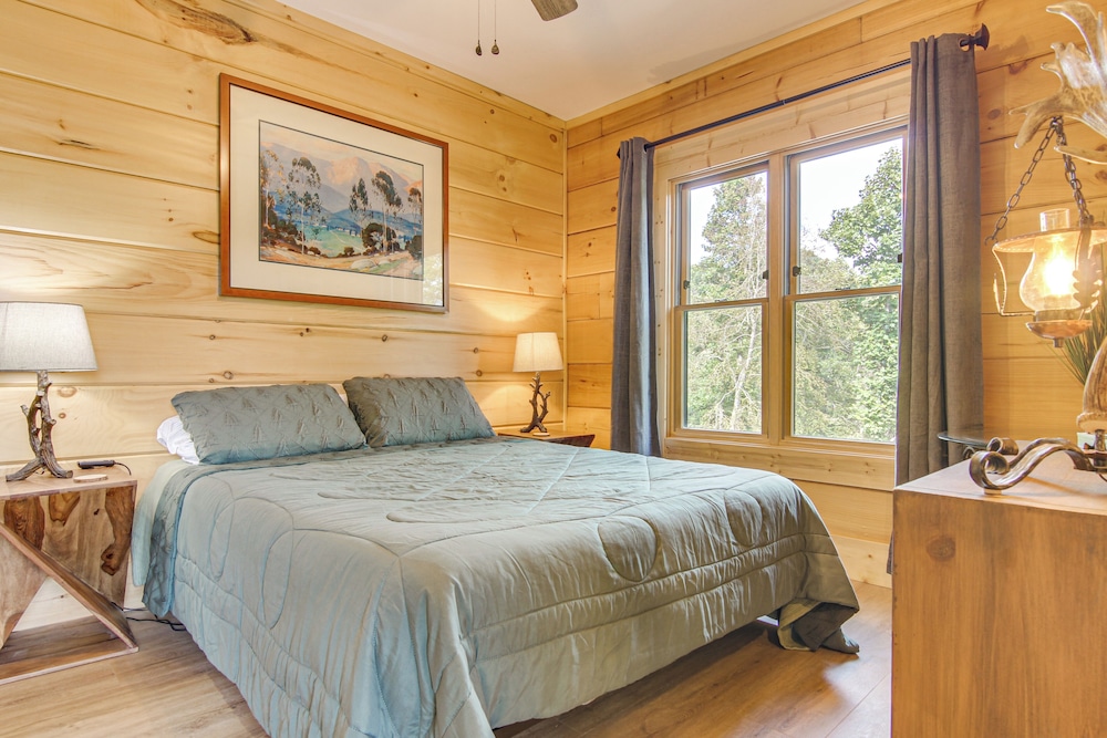 Amazing Waterfall! New Scenic Black Mtn Log Cabin