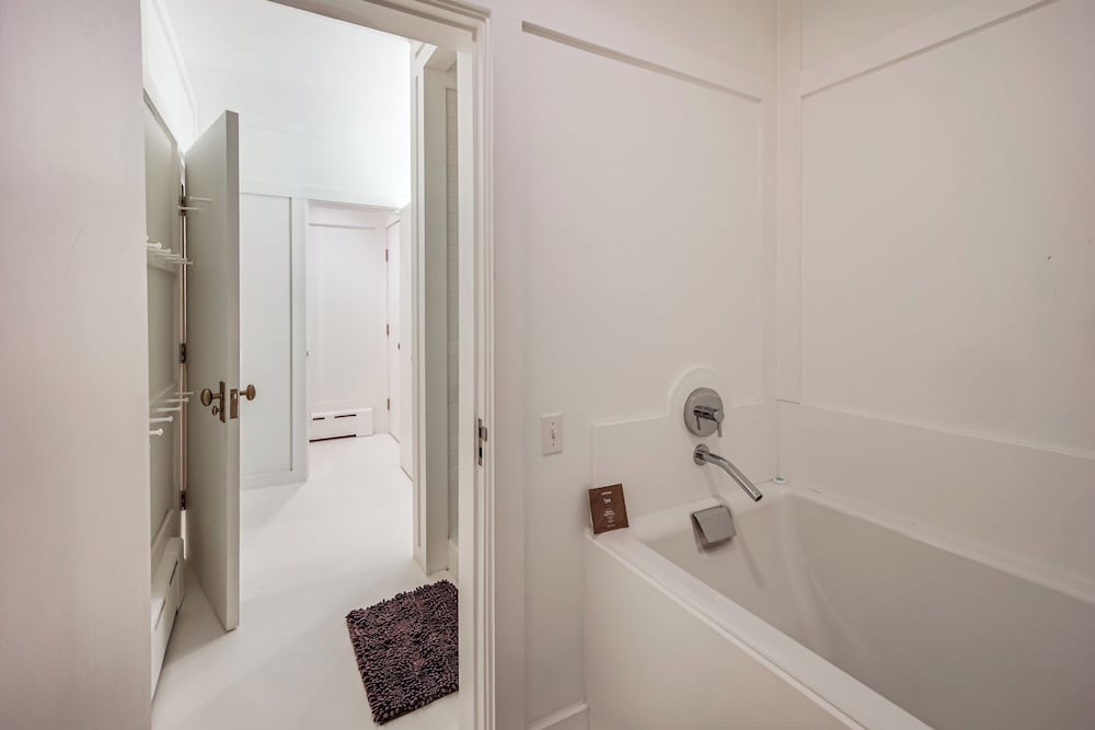 Group-friendly Newbury Stunner: Home Gym, Hot Tub!