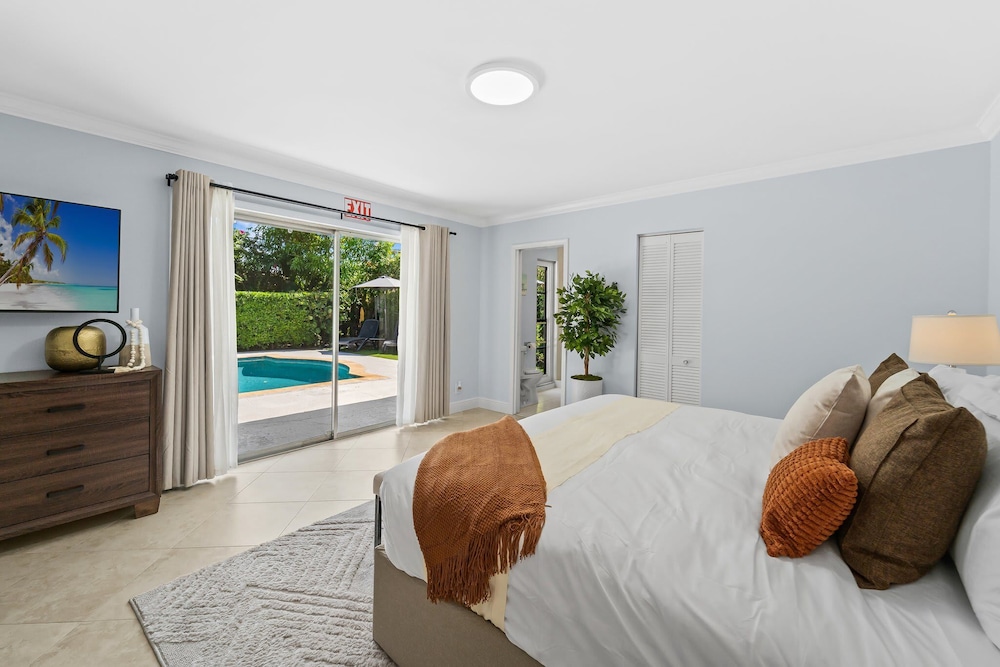 4BR Intracoastal Retreat With Pool, Games & More!