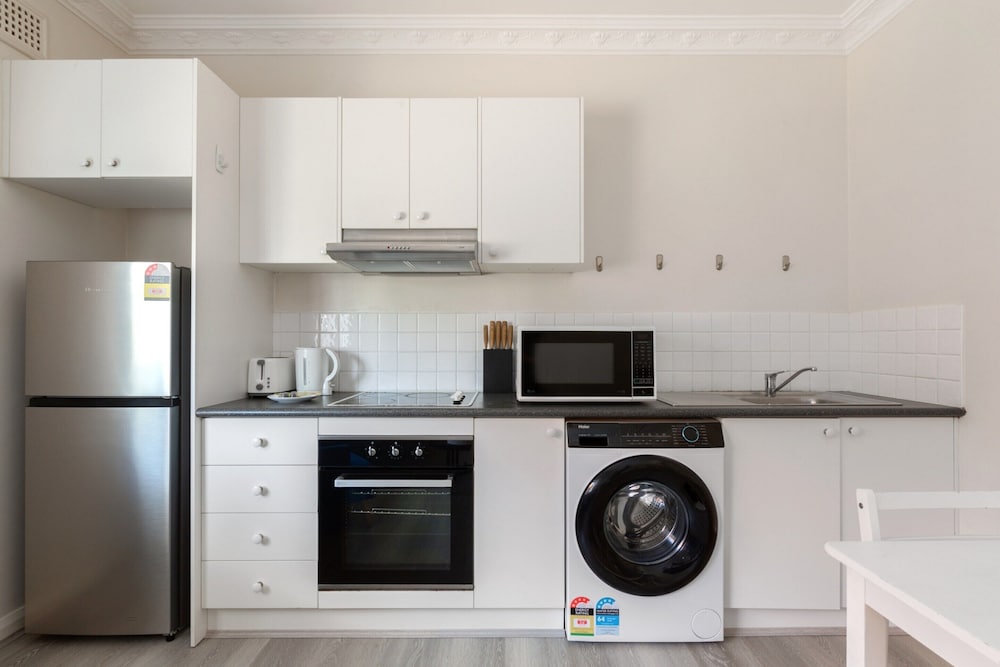 Chic 1-bed Retreat Near Shops & Beach