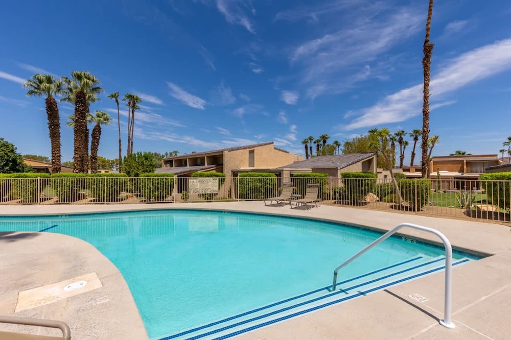 Desert Flower- Ironwood CC Condo Pool Spa