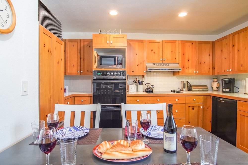 Bonne Vie 2247 Sunny & Spacious 4 Bedroom Condo in the Heart of Elkhorn Village