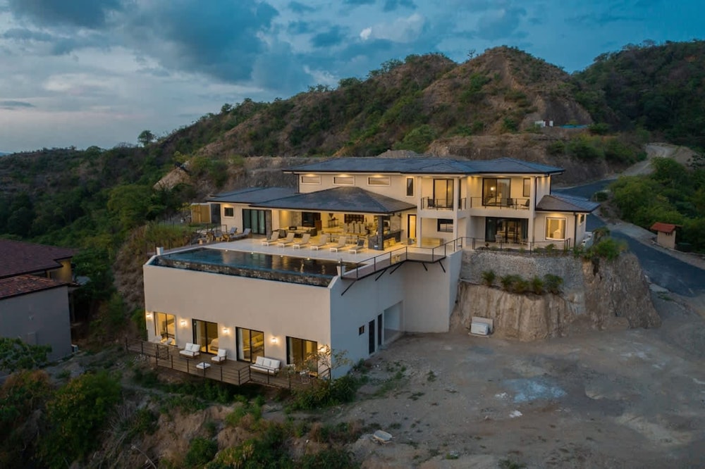 w Breathtaking 9BR Villa in Costa Rica
