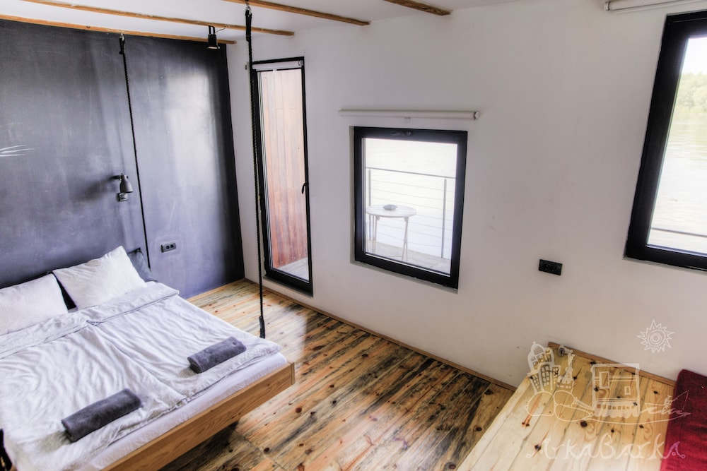 ArkaBarka Floating Hostel and Apartments