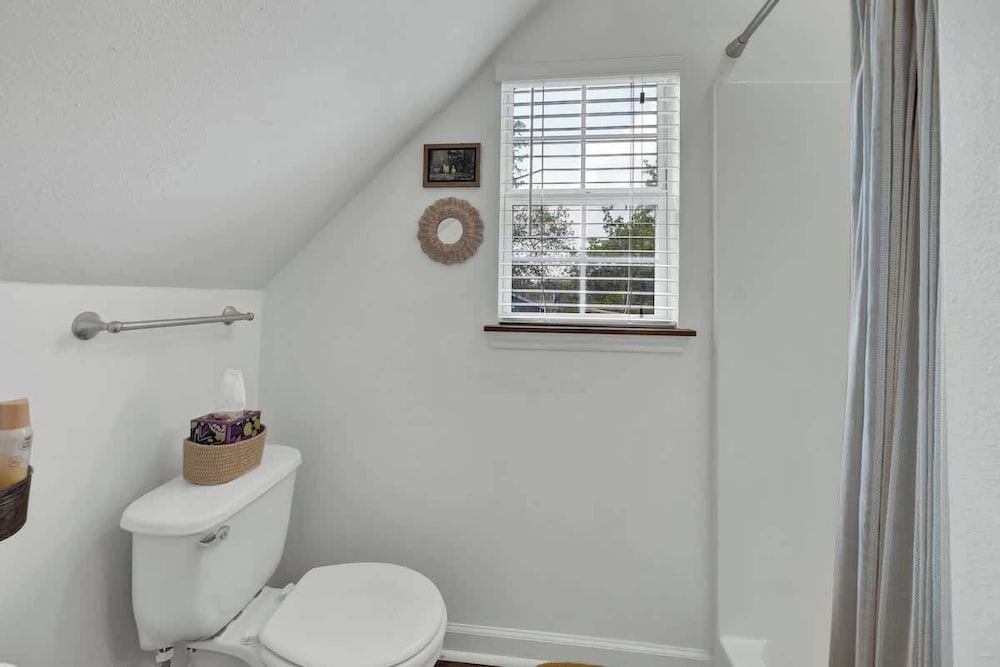 Cactus Flower Treehouse-pet Friendly-hill Country Views!