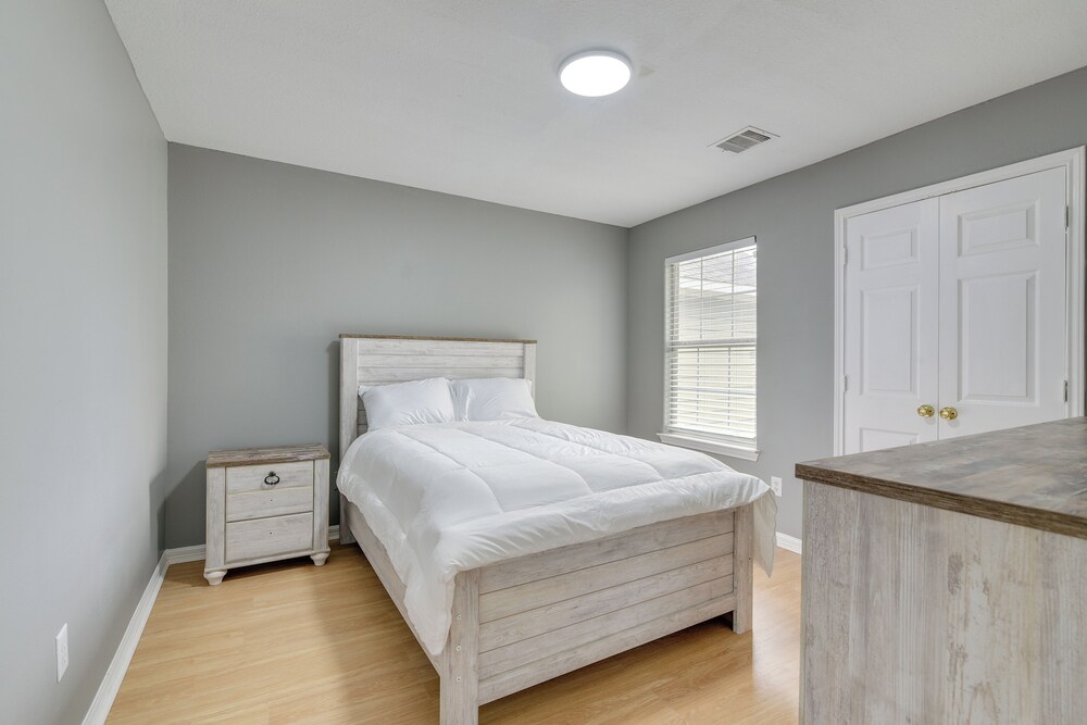 Quaint Houston Townhome ~ 5 Mi to NRG Stadium! view 5