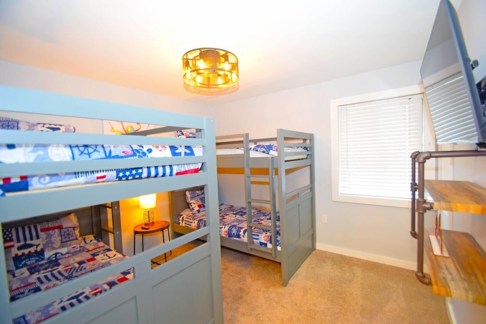 The Chateau 101b 2 Bedroom Condo by RedAwning view 3