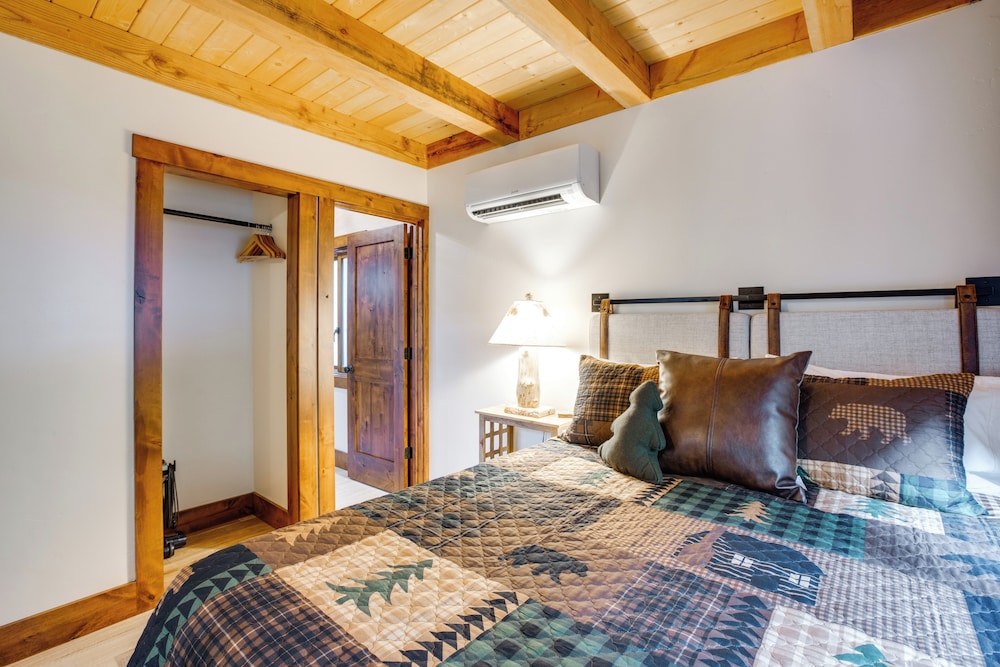 Bear Lodge Waterfront Cabin w/ Level 2 EV Charger
