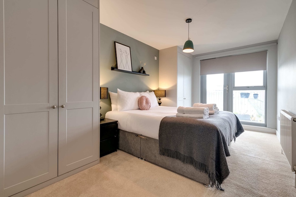 Spacious Modern Camberwell Apartment