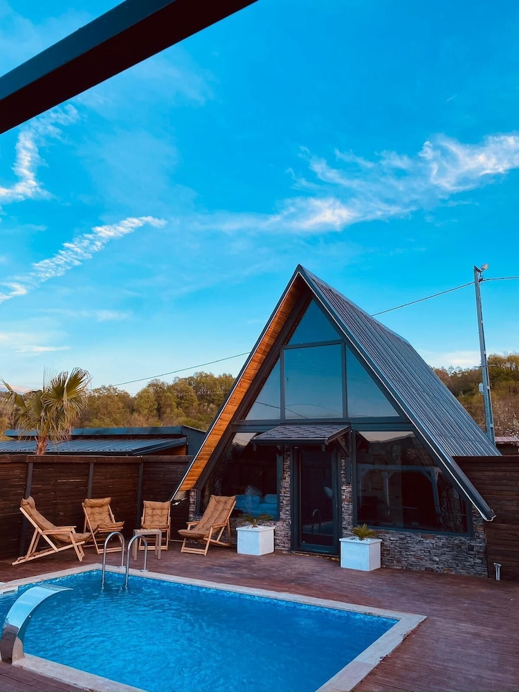 CLUB ARMADA BUNGALOV