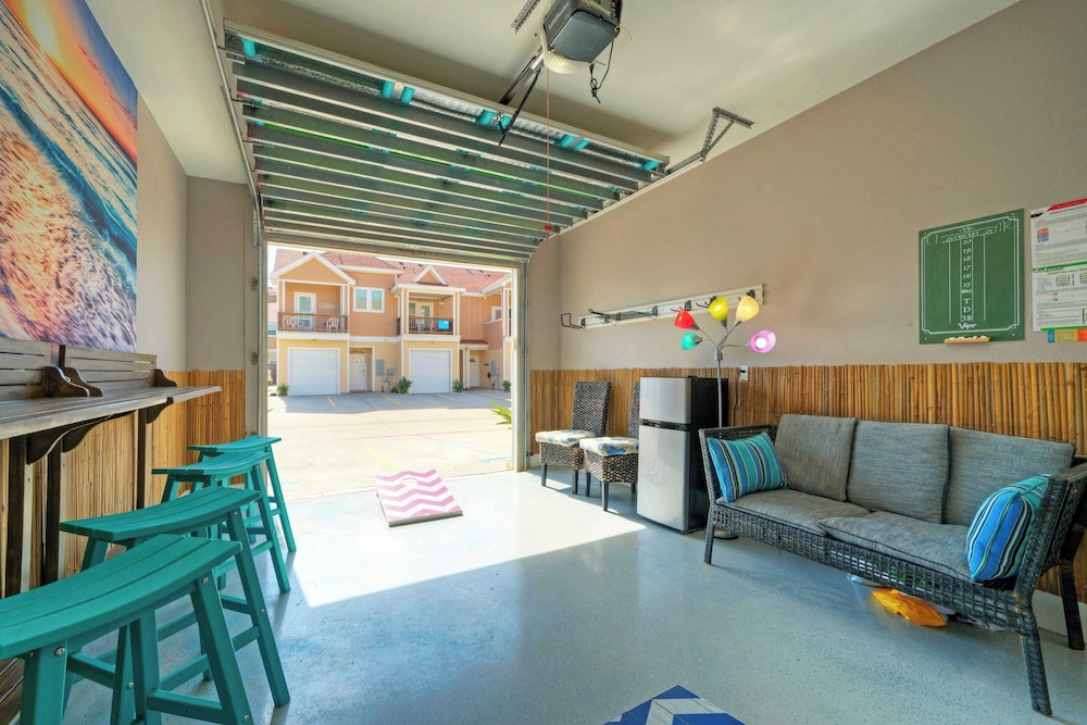 Sleeps 23, 2 Beachside Homes Resort Pool, Walk to the Beach, Balcony + Yard