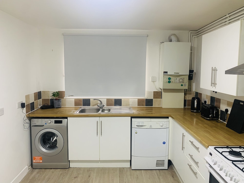 Impeccable 3 bed House in Brentwood view 5