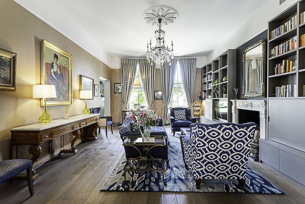 Well-designed Chelsea Flat
