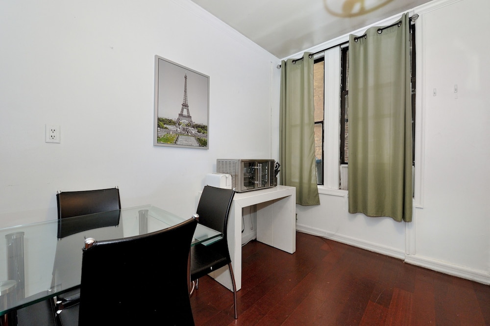 Charming 2BR Apartment Near Times Square