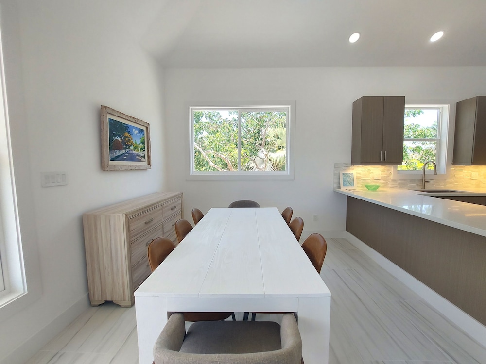 Silver Palms - Brand New Designer Home On Banks Road 2 Bedroom Home