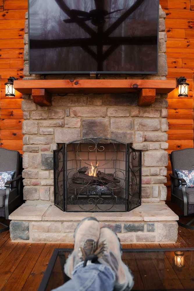 Sleeps 16! Luxury Cabin With Game Room & Hot Tub