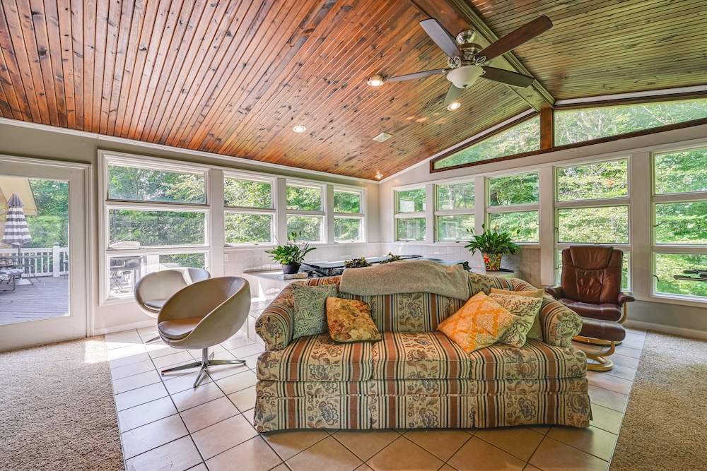 Golf Course Views & Games Galore - Vine Grove Gem!