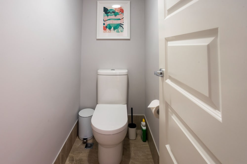 Spacious 4 Bedroom Family Home With Patio and BBQ