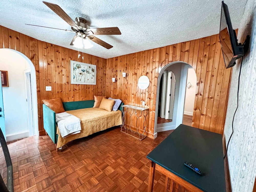 3 bd 10 min to Dwtwn Washer-dryer