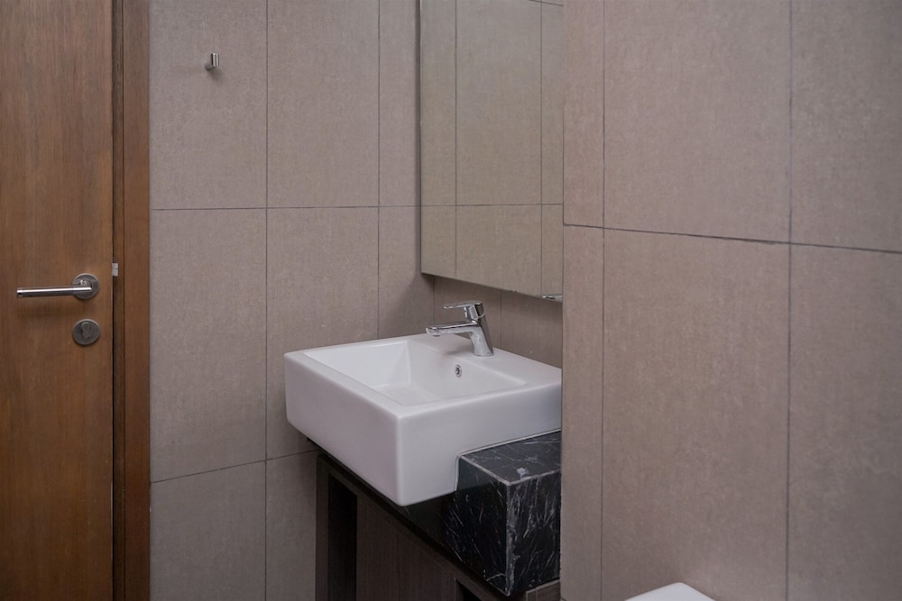 Comfy And Modern Look 2Br At Yukata Suites Apartment
