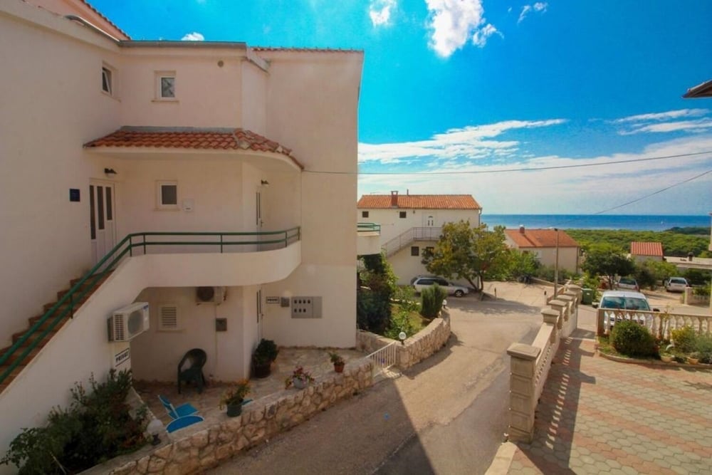 Šara - Free Parking - SA1 view 3