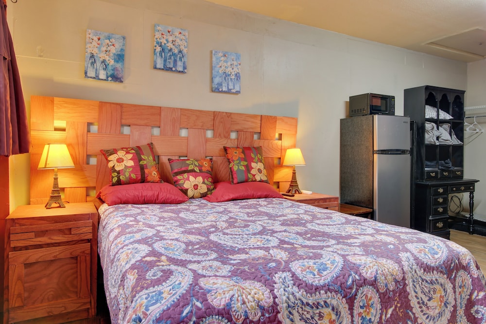 2 Mi to Shopping & Dining: Santa Rosa Studio