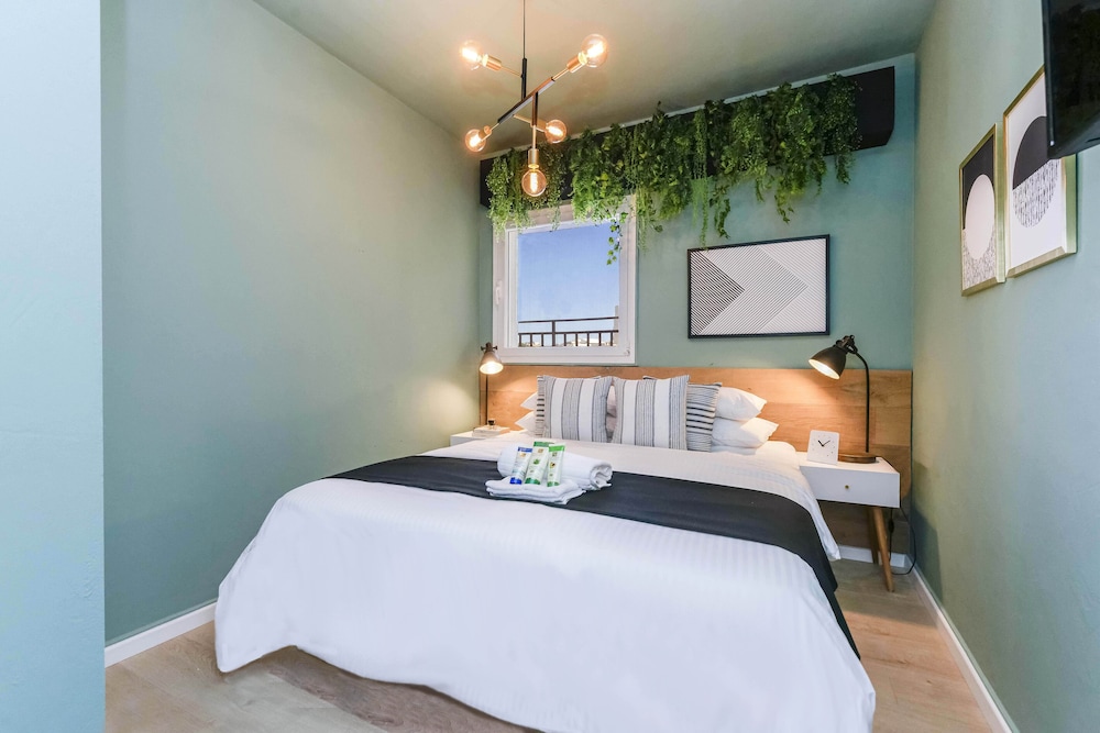 New - Trendy One Bedroom Apt, Most Popular Area view 2