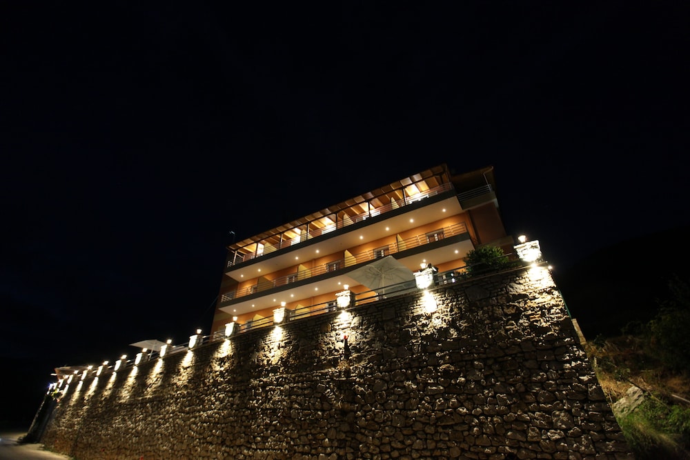 Karos Hotel Llaman