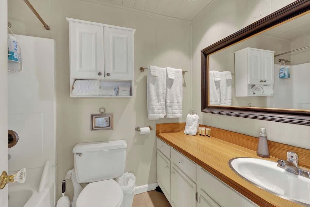 Charming Balcony Suite Overlooking Main Street-walk to Everything!