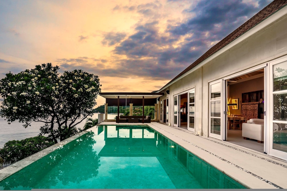 Villa Eden Roc by Alfred in Bali - Luxury Beachfront 3BR Villa With Infinity Pool Amed