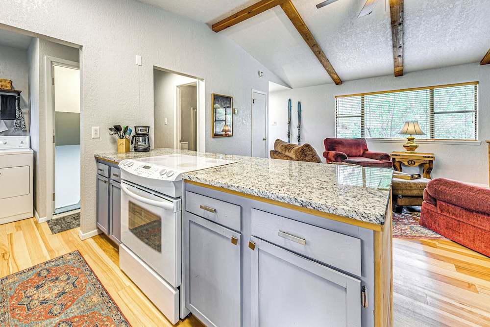 4 Mi to Dtwn: Cozy Family Condo in Ruidoso!