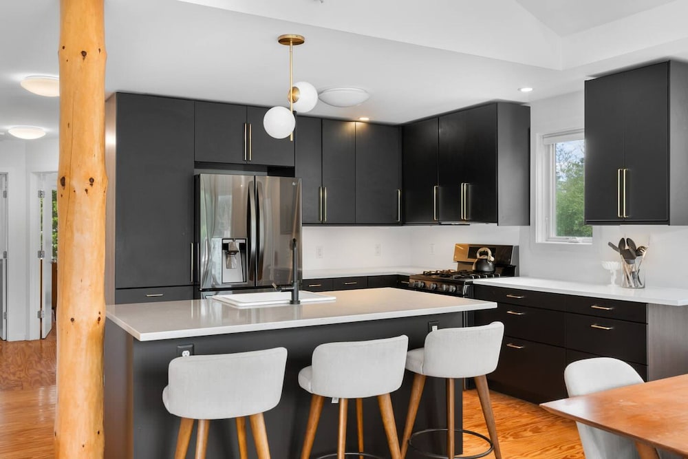 Mod Artist Home With River Views