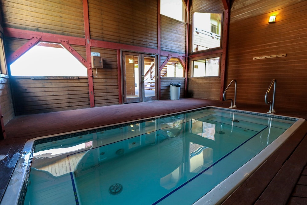 Bridges 105 Pet-Friendly. Ski-in Ski-out Condo with Beautiful Mountain Views and Private Washer Dryer by RedAwning