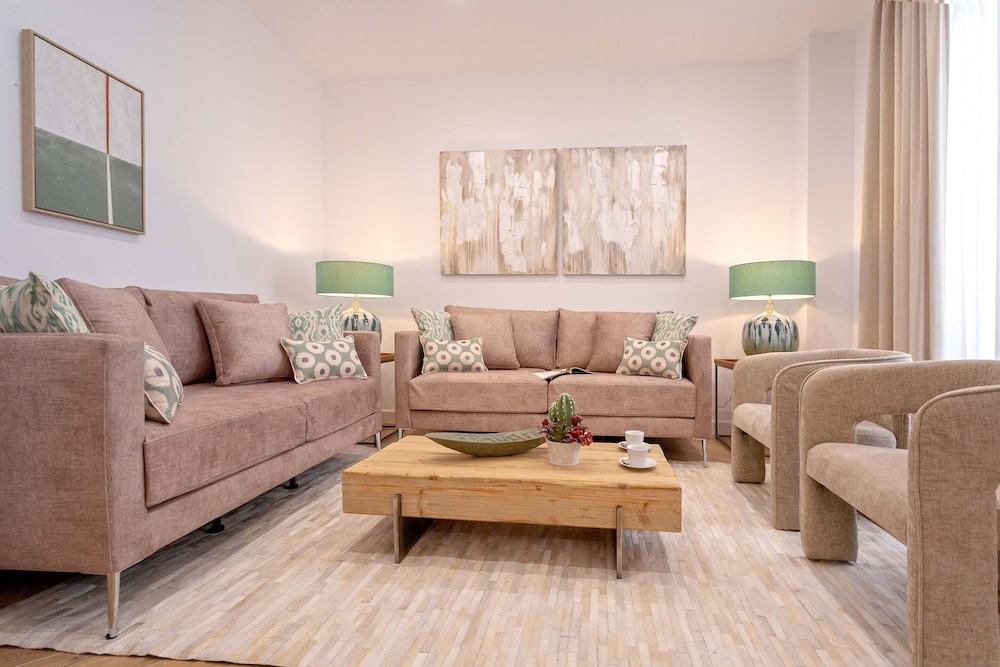 Exclusive Apartment in City Center. Capiteles