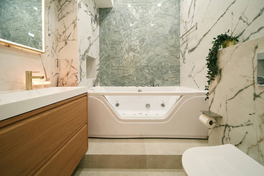 Lavie Maison Central Marais AC Hot Tub