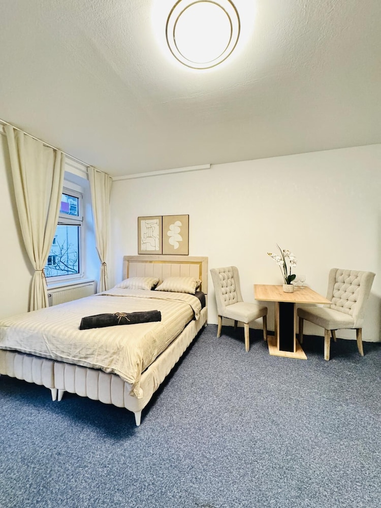 Spacious 7BR Apartment Prime Location
