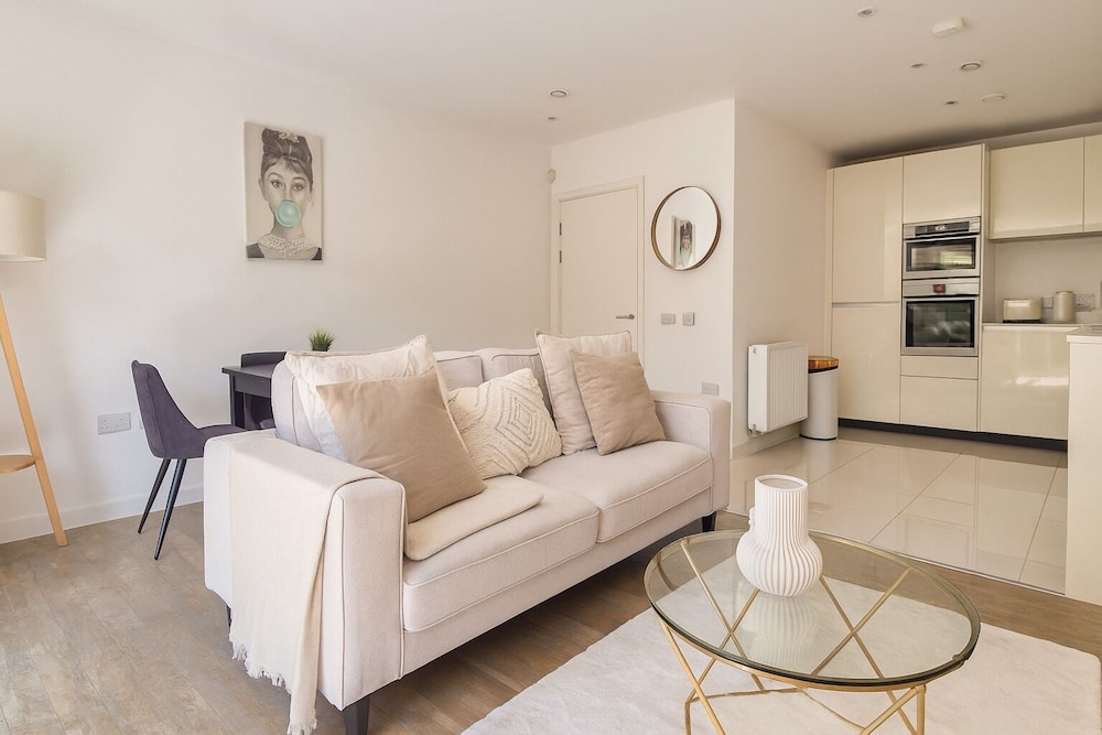 Modern 2-Bed flat in Mill hill Park