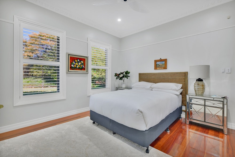 Expansive Toowoomba Retreat With Garden BBQ