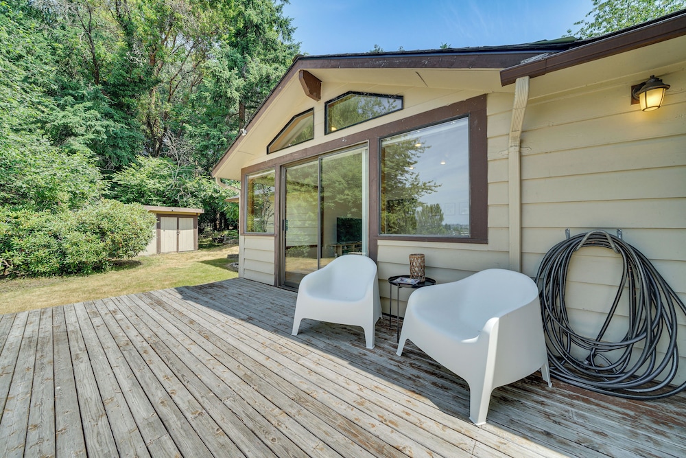 1/2 Mi to Yarrow Bay: Family Home in Kirkland