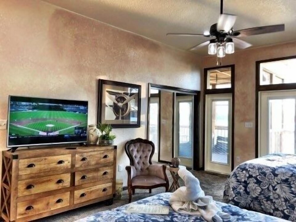 Magnificent Four Bedroom, Two 1/2 Bath luxury, log-sided Harbor North cottage with incredible views of Lake Ouachita. by RedAwning